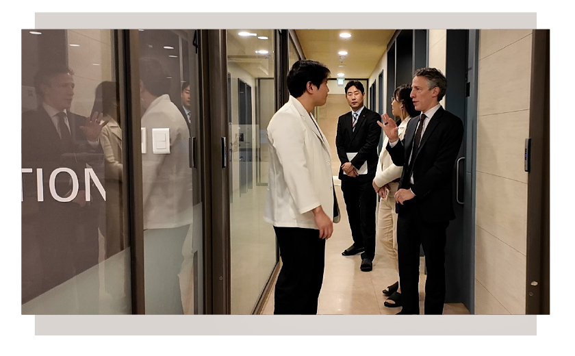 20260401 _ 존슨앤존슨 눈에미소안과 병원 방문 _ 아시아태평양 회장 apec _  (7).jpg
