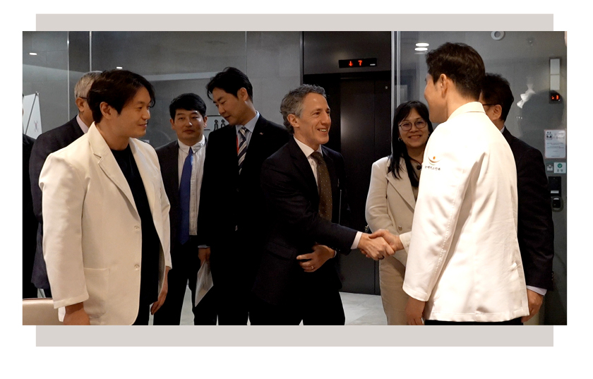 20260401 _ 존슨앤존슨 눈에미소안과 병원 방문 _ 아시아태평양 회장 apec _  (3).jpg