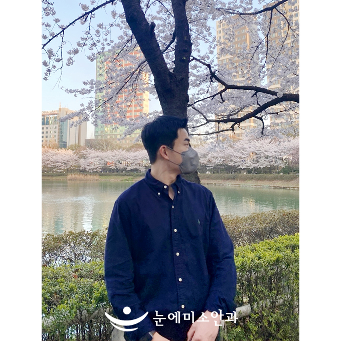 샤워하면서도 멀리서 핸드폰을 볼 수 있고 누워서 안경에 불편함이 없이 편안하게 티비를 보다가 잠들 수 있으며, 렌즈를 살 필요가 없게 되어 누적으로 보았을 시 매우 경제적입니다.